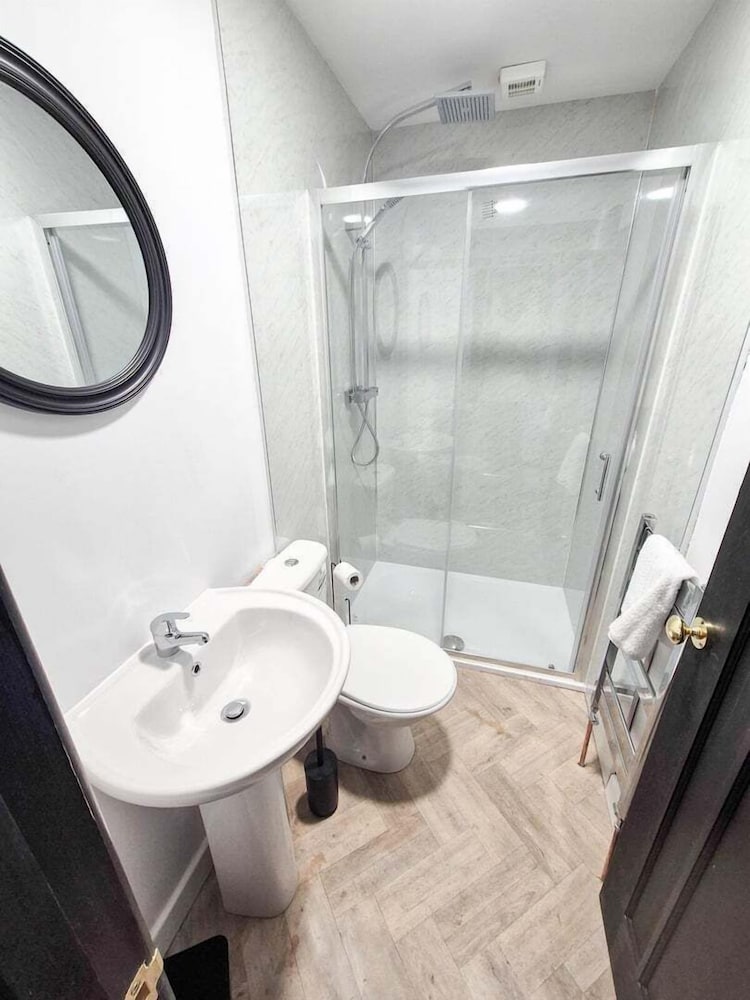 4 Bedroom House Near Swansea Marina & City Centre