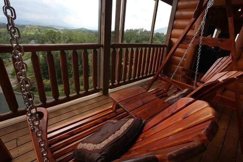 Serenity Mountain Pool 9 Br cabin by RedAwning