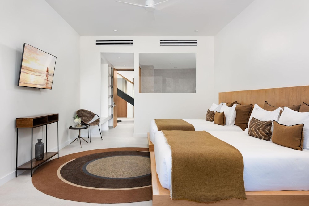 La Mer Villa West Luxury Oceanfront on Sapodilla Bay