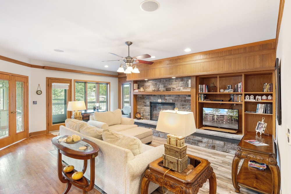 Stunning Lake Views, Pools, Wildlife, Pet-friendly