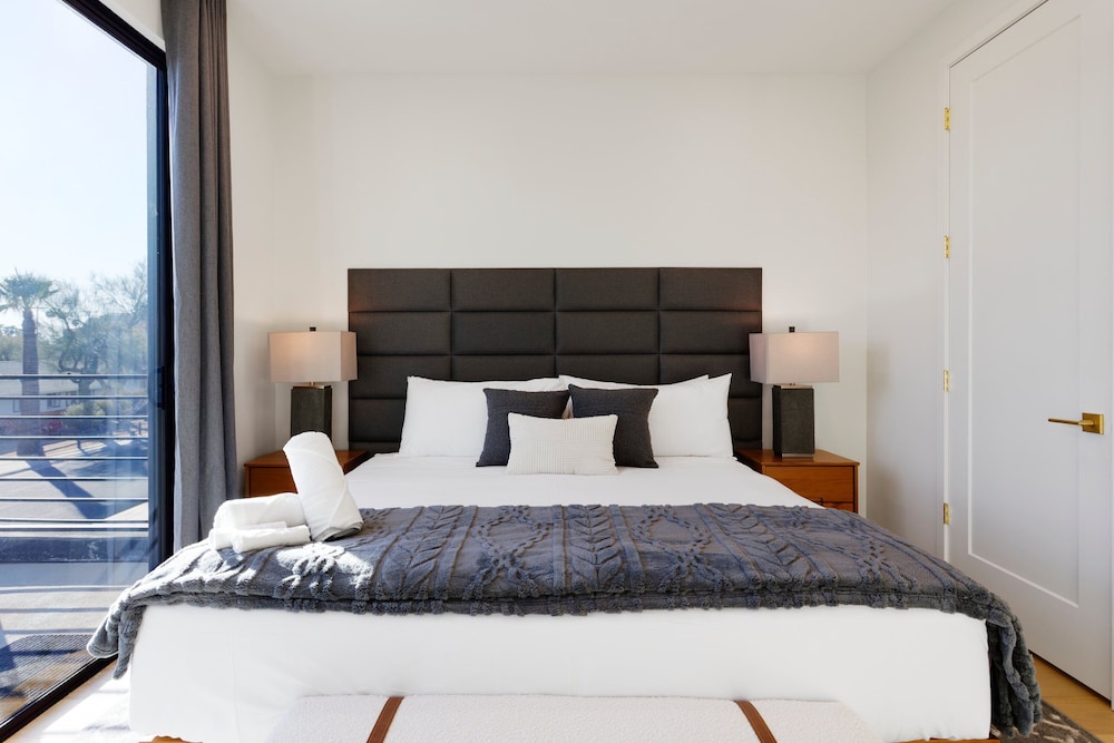 Luxe - Nouveau - Sparkling Pool - Walk to Old Town