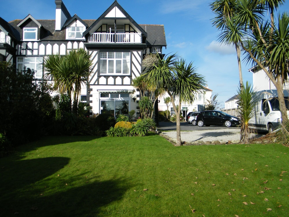 Tudor Court Hotel