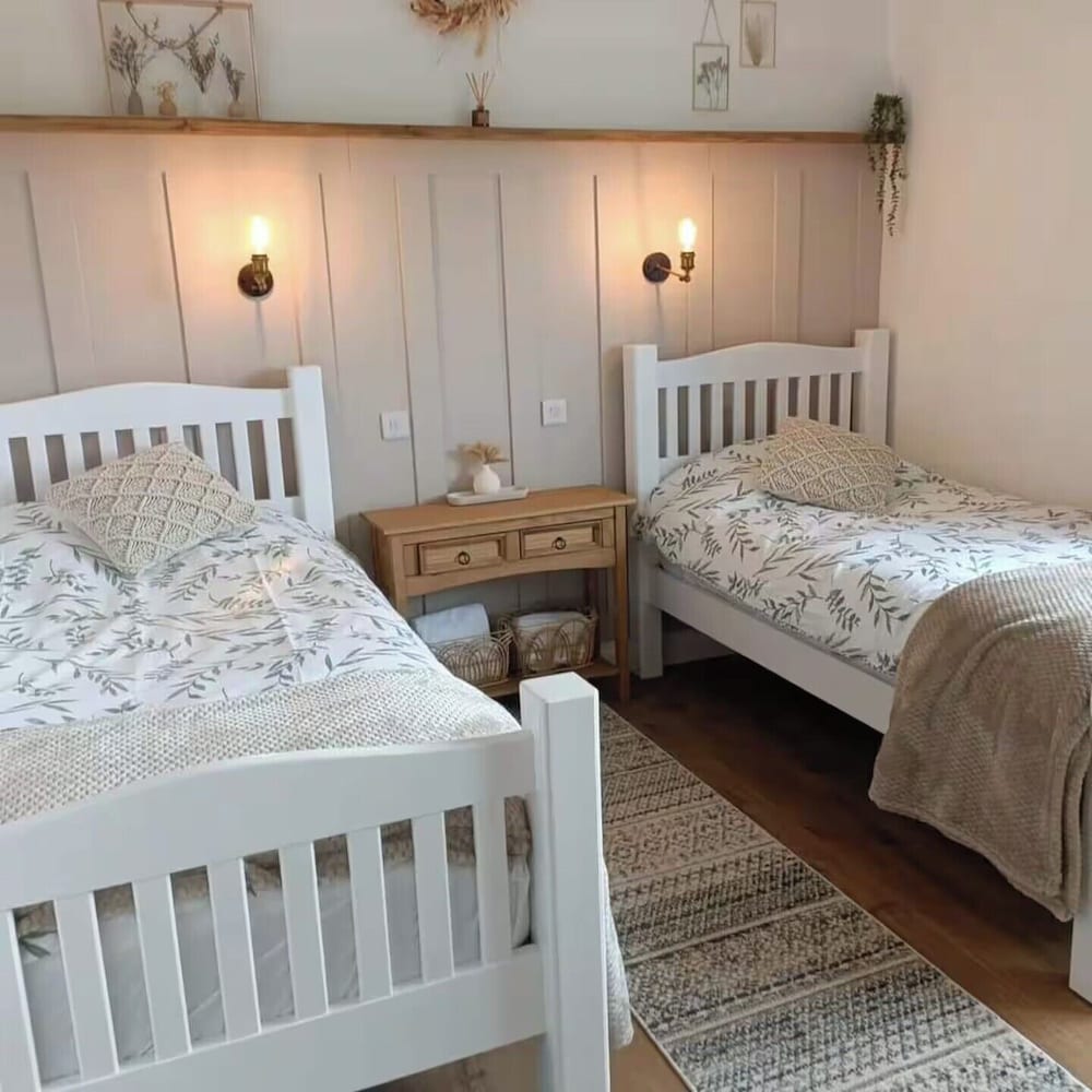 2-bed Coastal Cottage - Sleeps 4 - Pet Friendly