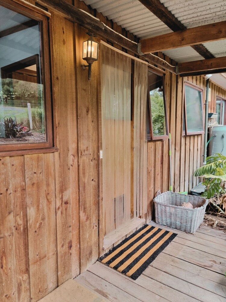 Rustic Country Lane Farmhouse in Lysterfield