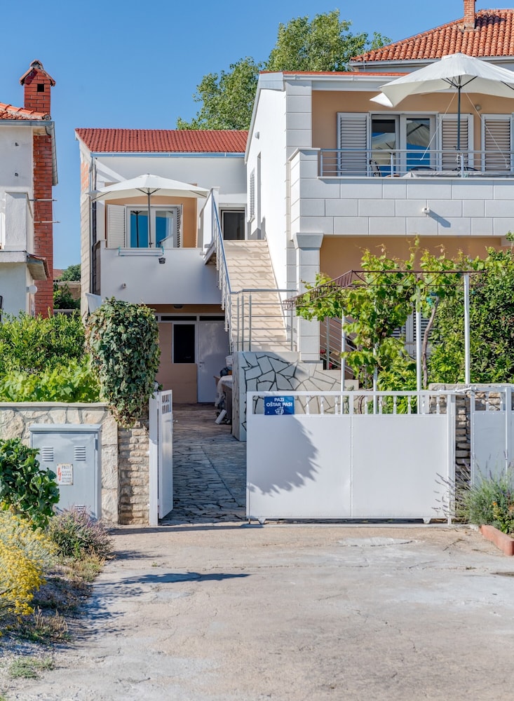 Seafront apartments Marija with terrace and mooring