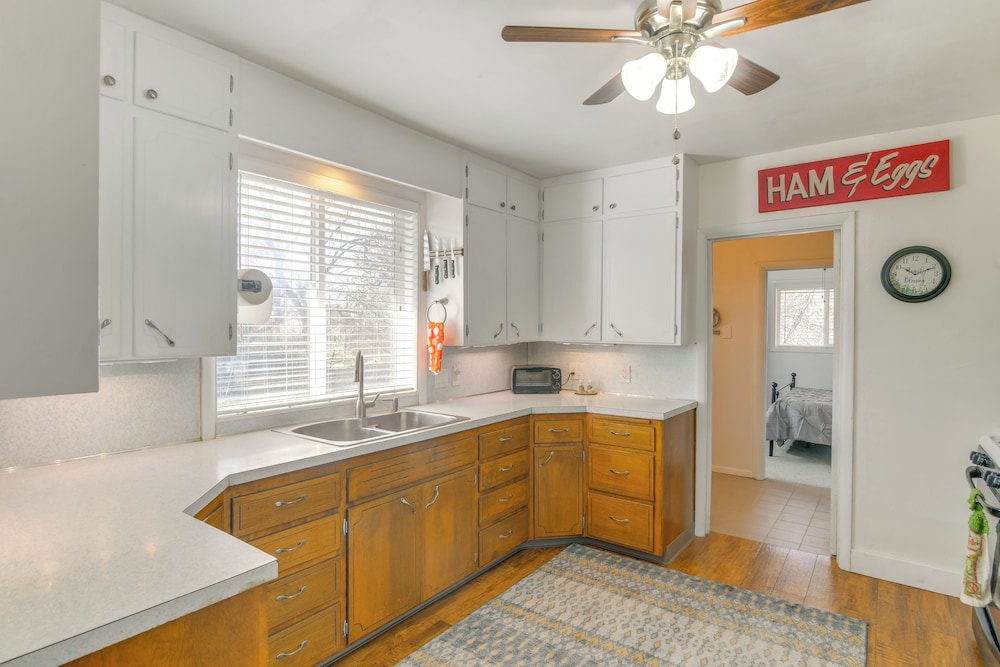 2 Mi to Snake River: Quaint Farmhouse w/ Patio!