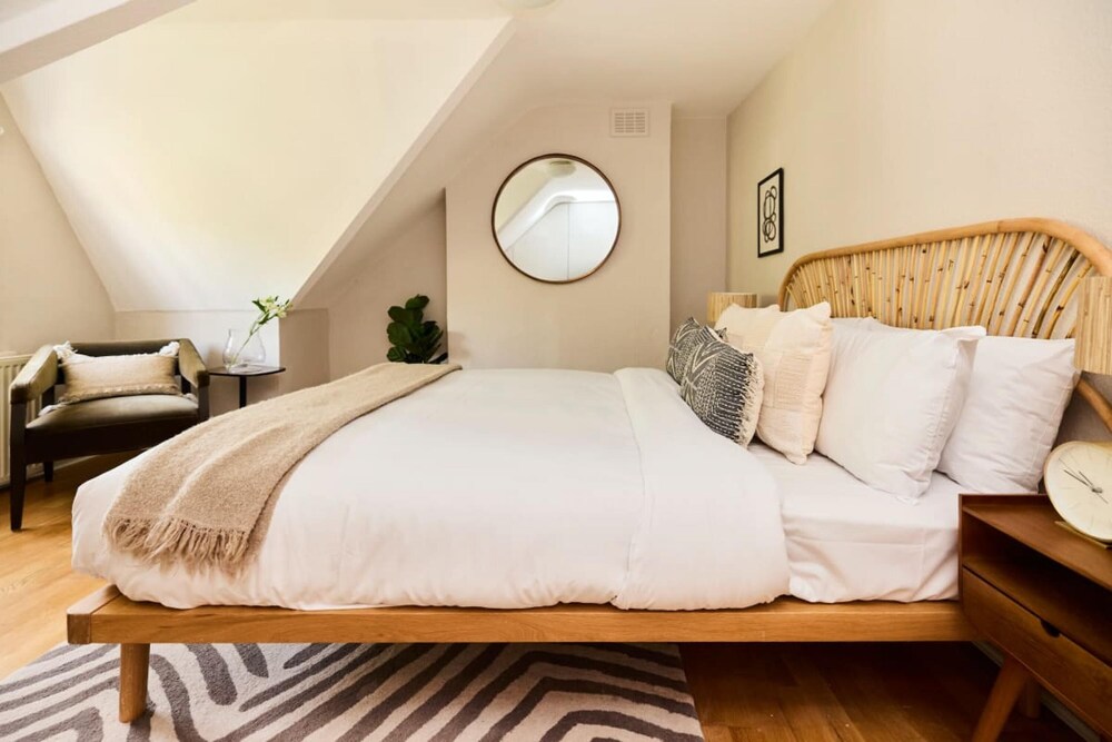 The Waterlow Park Wonder - Trendy 2bdr With Study Room and Patio