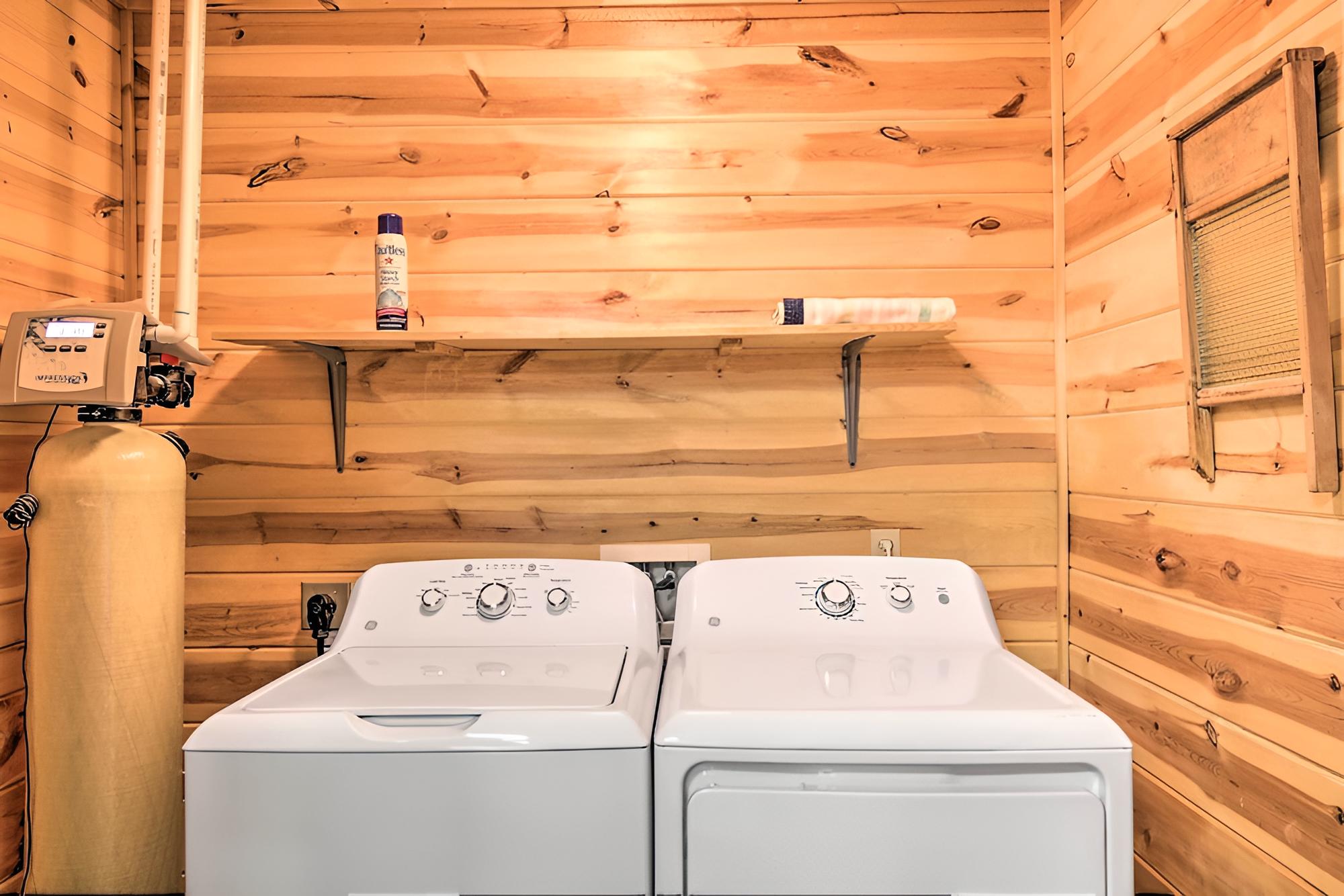 Mountain Dream Cabin in Humphrey Heights Complex view 4