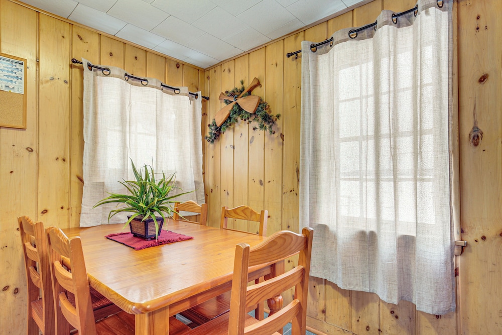 South Twin Lake Cabin w/ Seasonal Dock & Slip!