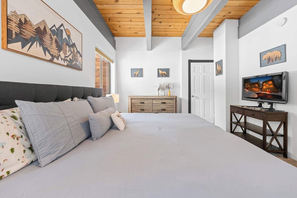 Tahoe City Retreat For 8!