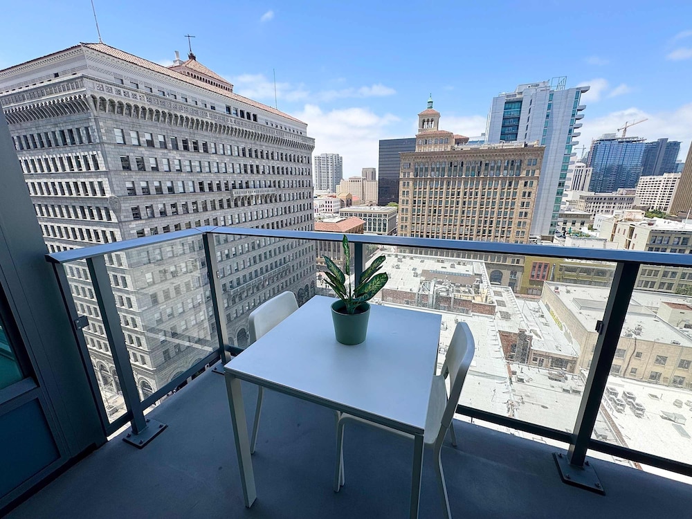NEW Upscale Downtown San Diego Stay Queen Bed Pool Sauna