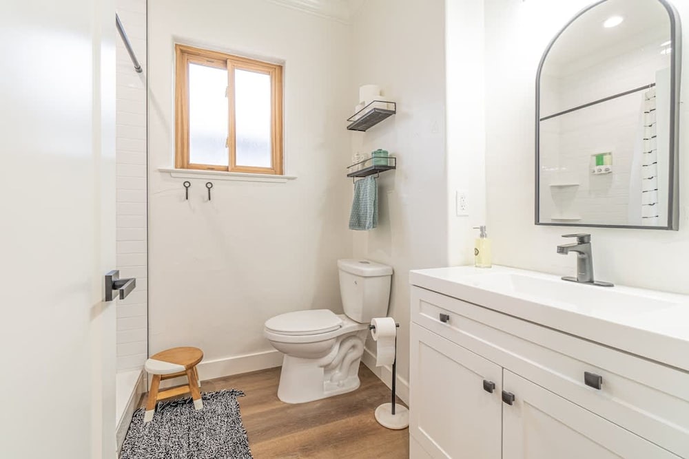 Stylish 2-bedroom Walking Distance to Downtown