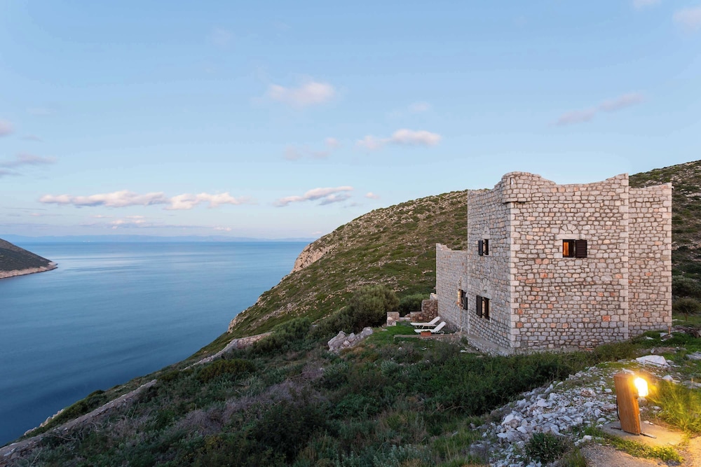Taenarioum Antico - Mani Stone Tower With Sea View