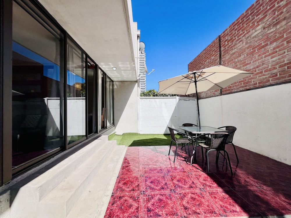 Urban Yard Bus Terminal Home Office Pool Wifi
