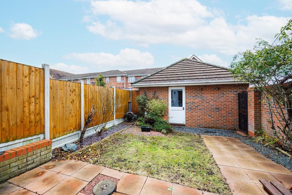 Stylish 3-bed Home in East London Free Parking
