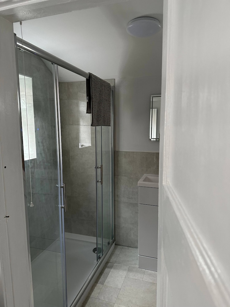 3 bed Chill Glouc With 3 Bedrooms and 1 Bathrooms