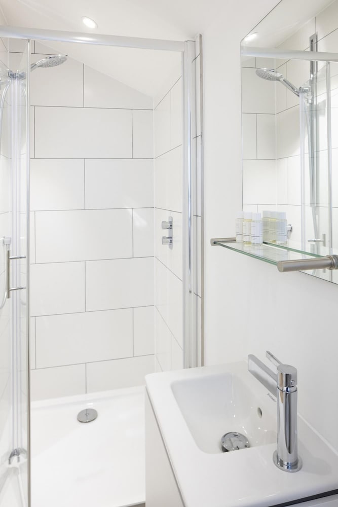 CH Apt 5 2bed in Bath view 4