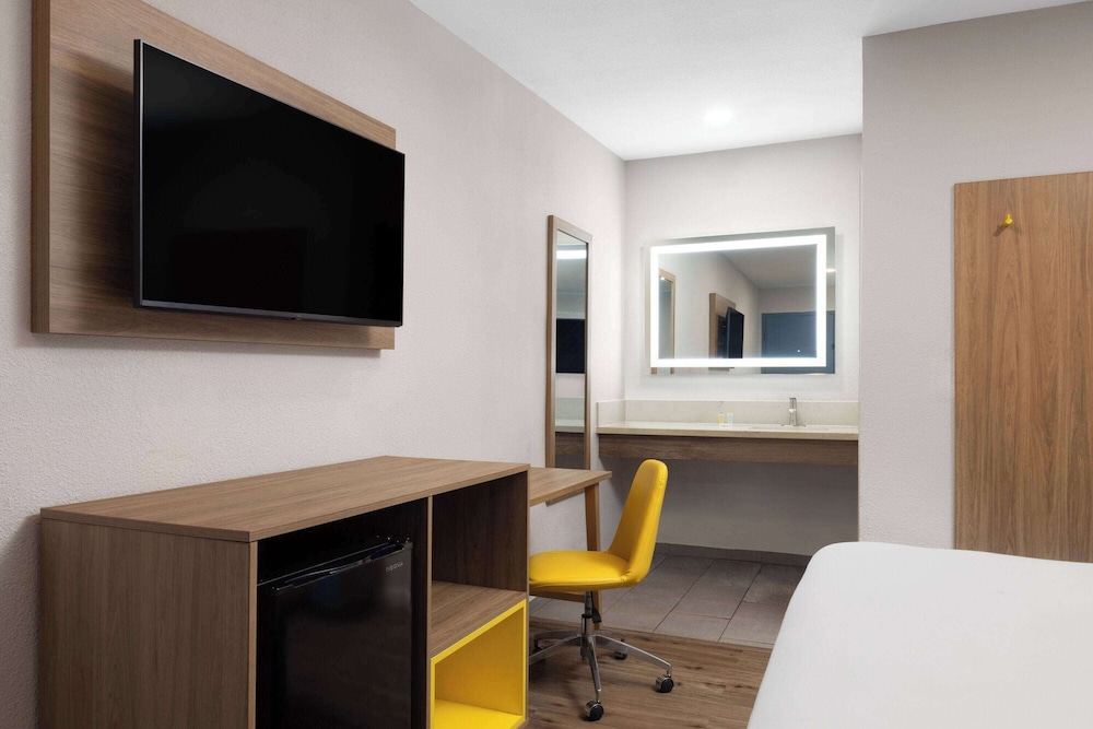 Days Inn by Wyndham Bakersfield