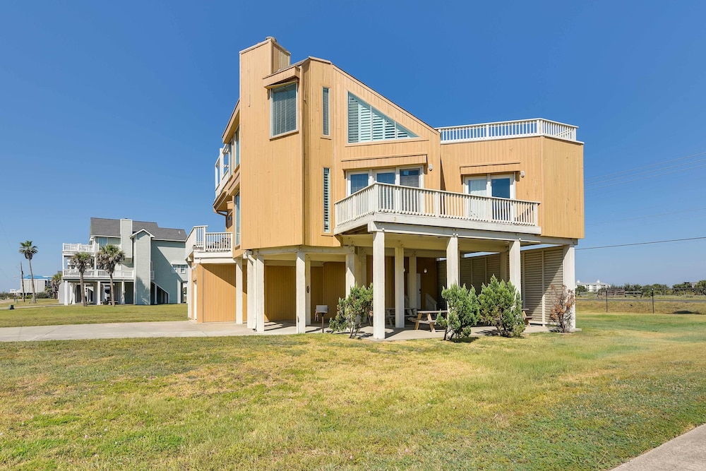 Pet-friendly Galveston Home w/ Wraparound Deck