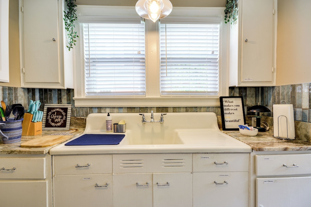 Walk Downtown: Inviting Apartment in Greensboro!