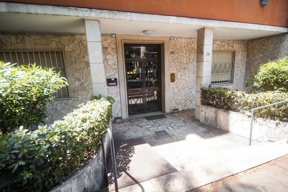Green Hill Apartment