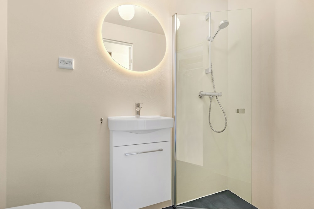 Central Guest House - Private Bathroom