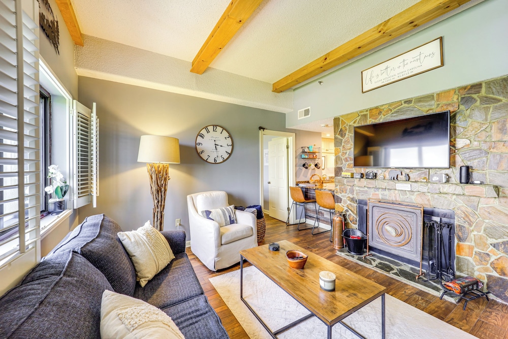 3 Mi to Sugar Mtn Resort: Condo w/ Pool & Hot Tub