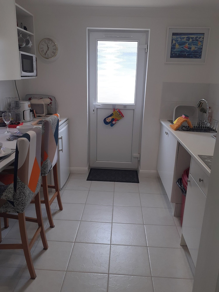 1-bed Seaside Retreat - Sleeps 2, Parking & Garden