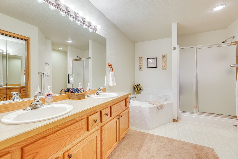 Hot Tub at Townhome on 8th Green in Redmond