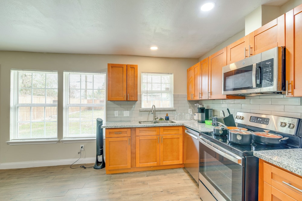 4 Mi to NRG Stadium: Quiet Home w/ Fenced Yard!
