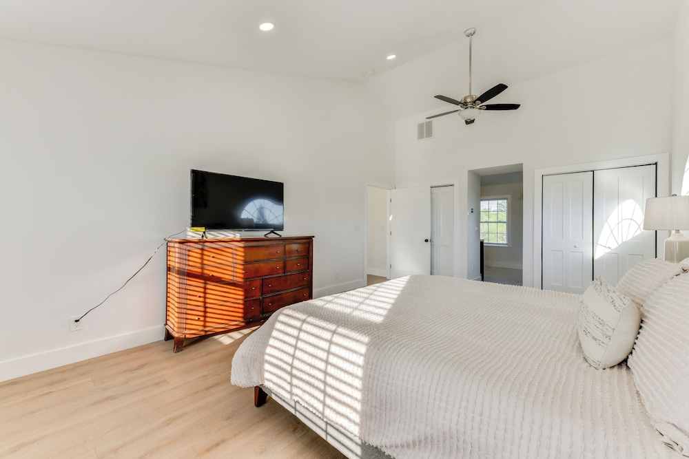Pet-friendly Lake Norman Retreat w/ Deck & Grill