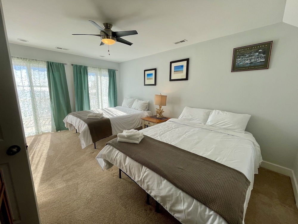 Big Waterfront House W/ Amazing View And Swim Deck 3 Bedroom Home