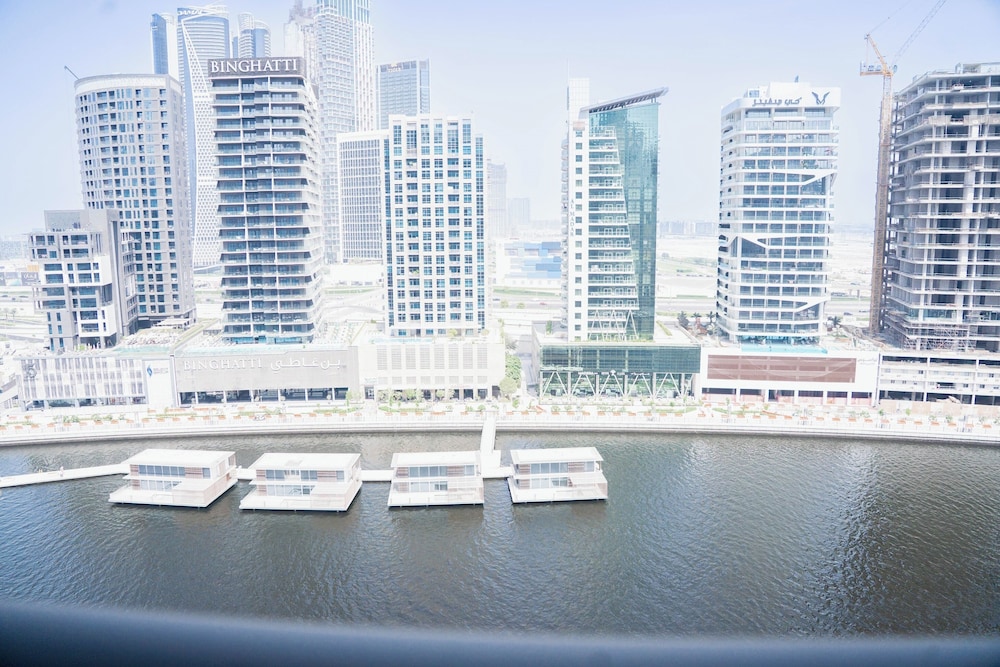 Luxury Studio Rooftop Pool & Gym Access