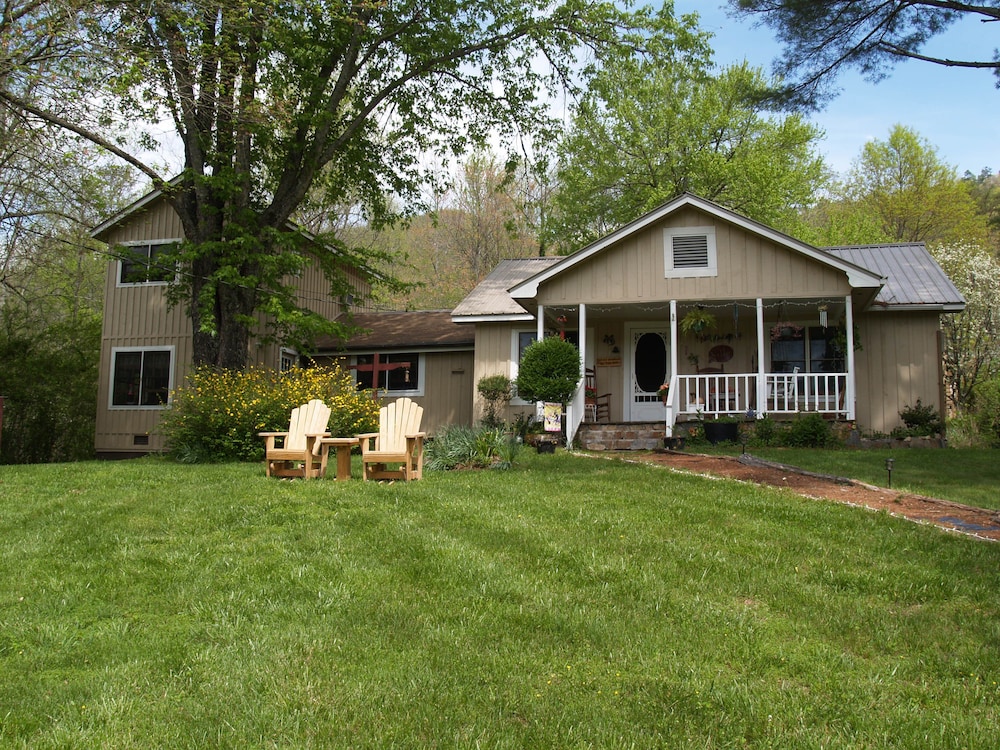 Henson Cove Place B&B with Cabin