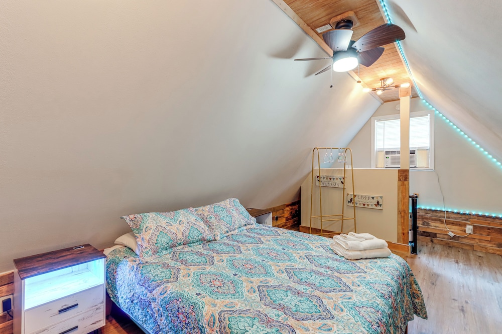 Pet-friendly Mtn Retreat w/ Yard in Blairsville!