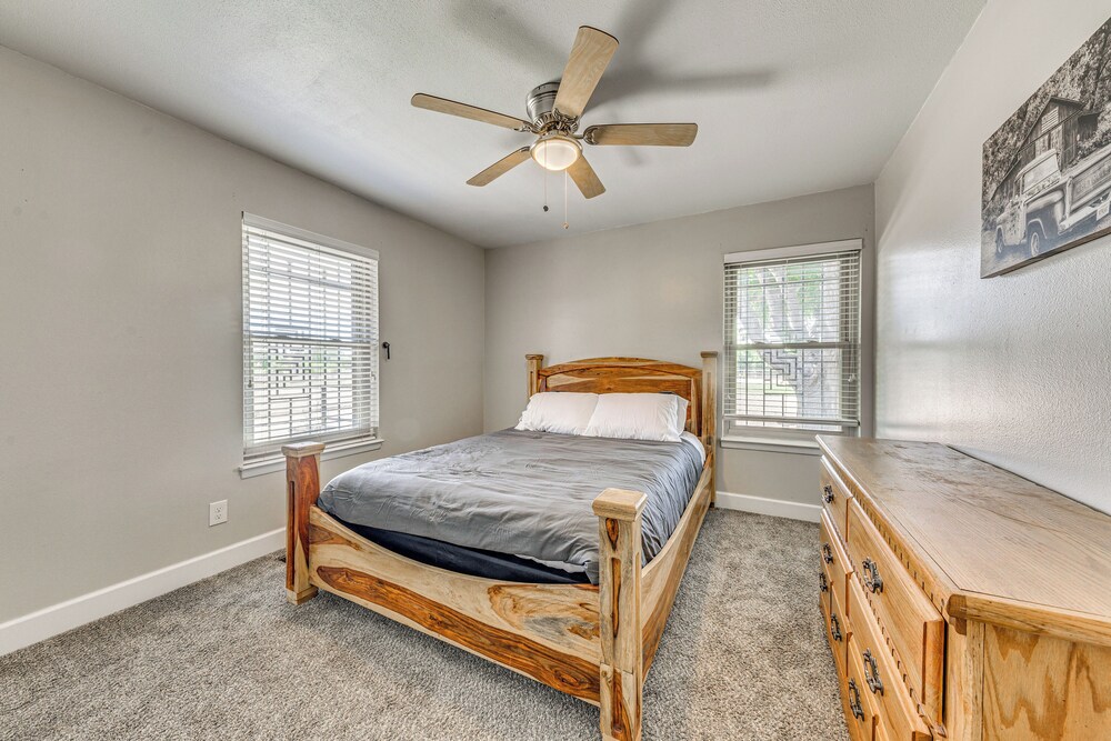 4 Mi to Museums: Roswell Getaway w/ Game Room!
