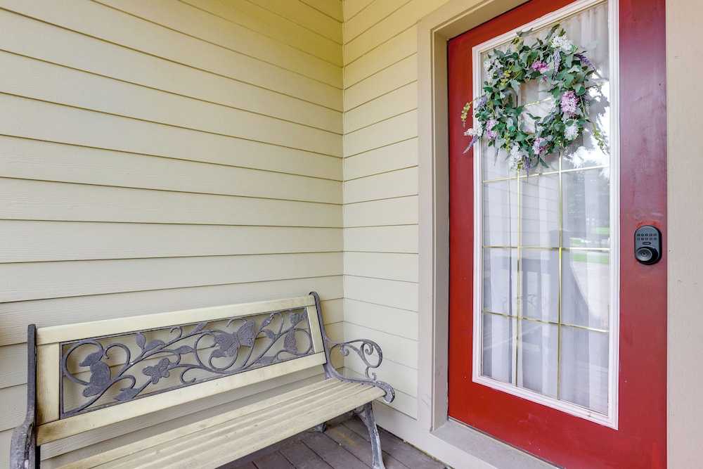 < Half-mi to Lake: Townhome w/ Hot Tub in Mchenry!