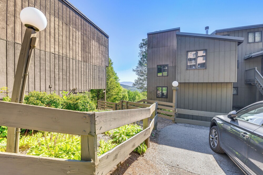 < 1/2 Mi to Sugarbush Resort: Condo w/ Deck!