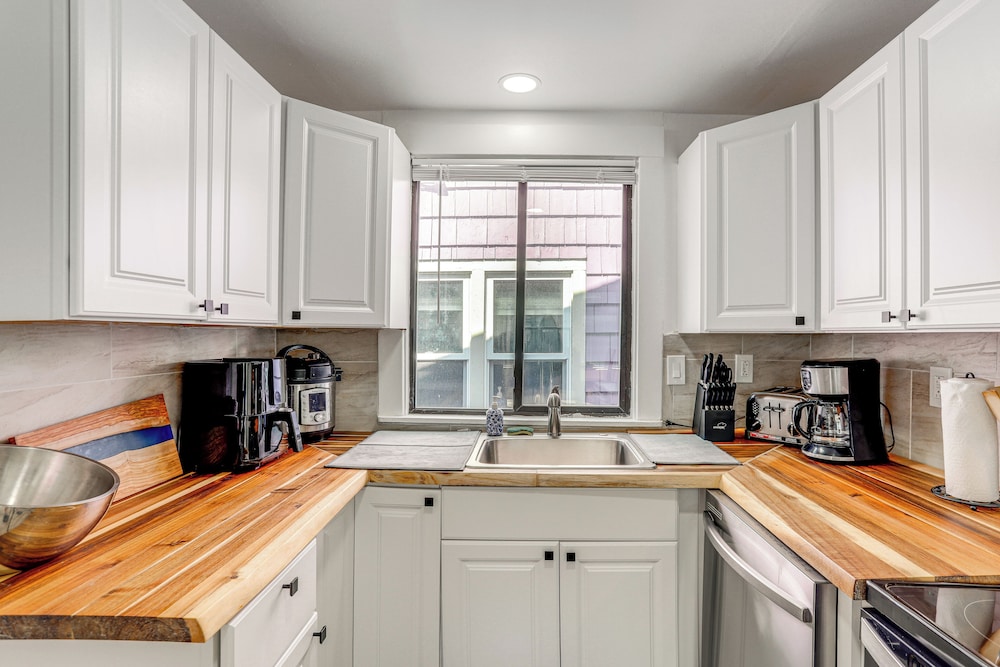 1 Mi to Green Lake: Family-friendly Seattle Home