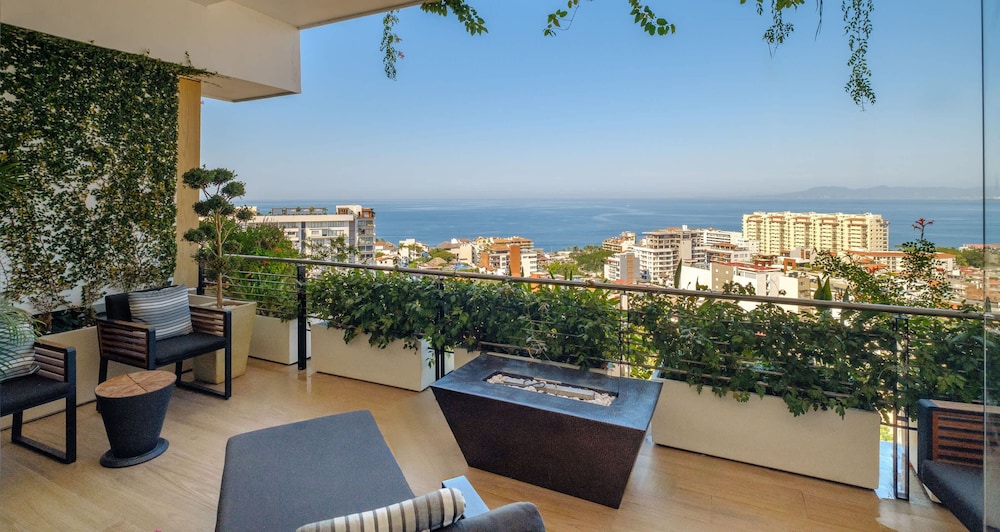 Condo With Balcony - Rooftop Pool With Ocean View