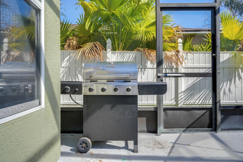 9 Mi to Beach: Peaceful Riverview Home w/ Patio