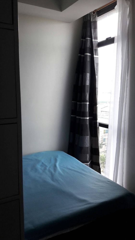 Araneta Cubao No Brown Outs 1BR Furnished Condo With Balcony Free Wifi Netflix