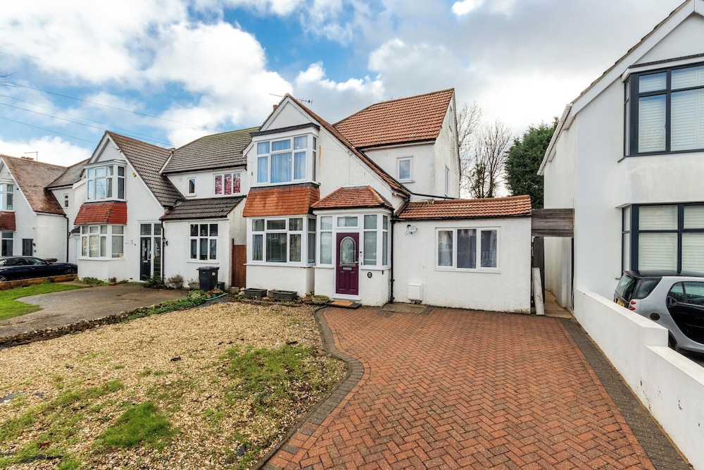 4 Bed - Sleeps 9 - Free Parking - 20 min Gatwick