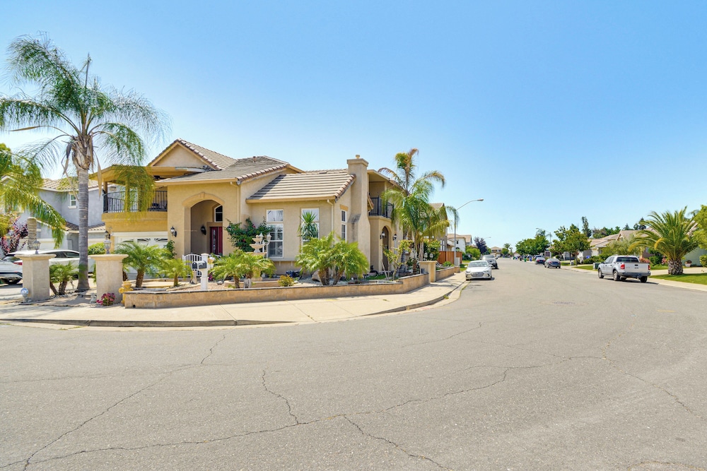 Golf, Fish & More: Cozy Safari Unit in Atwater!