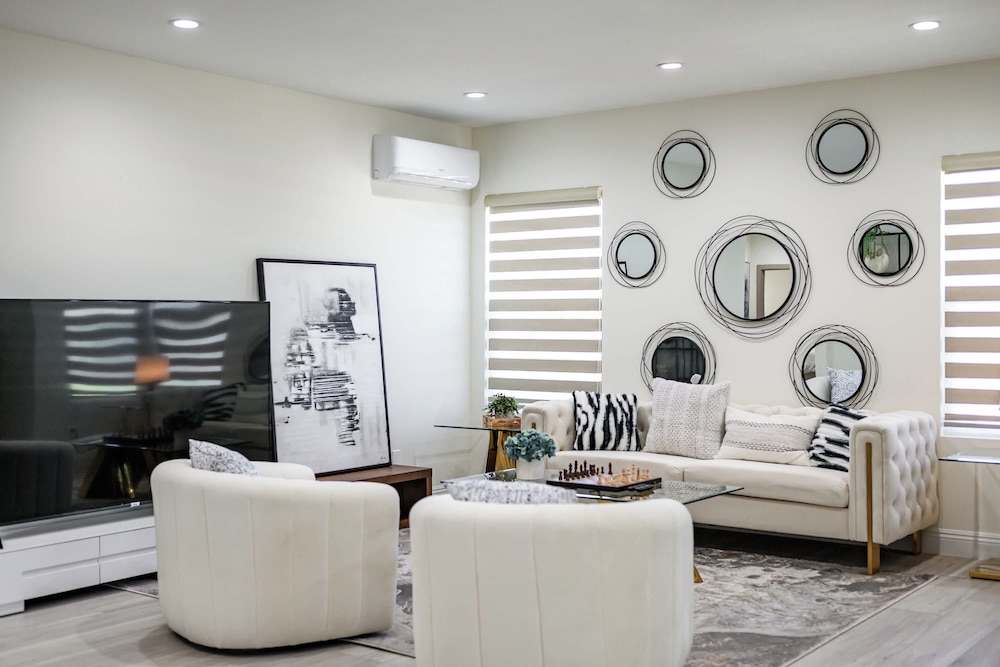 Modern New 3B Home Fully Stocked Cozy Sunlight