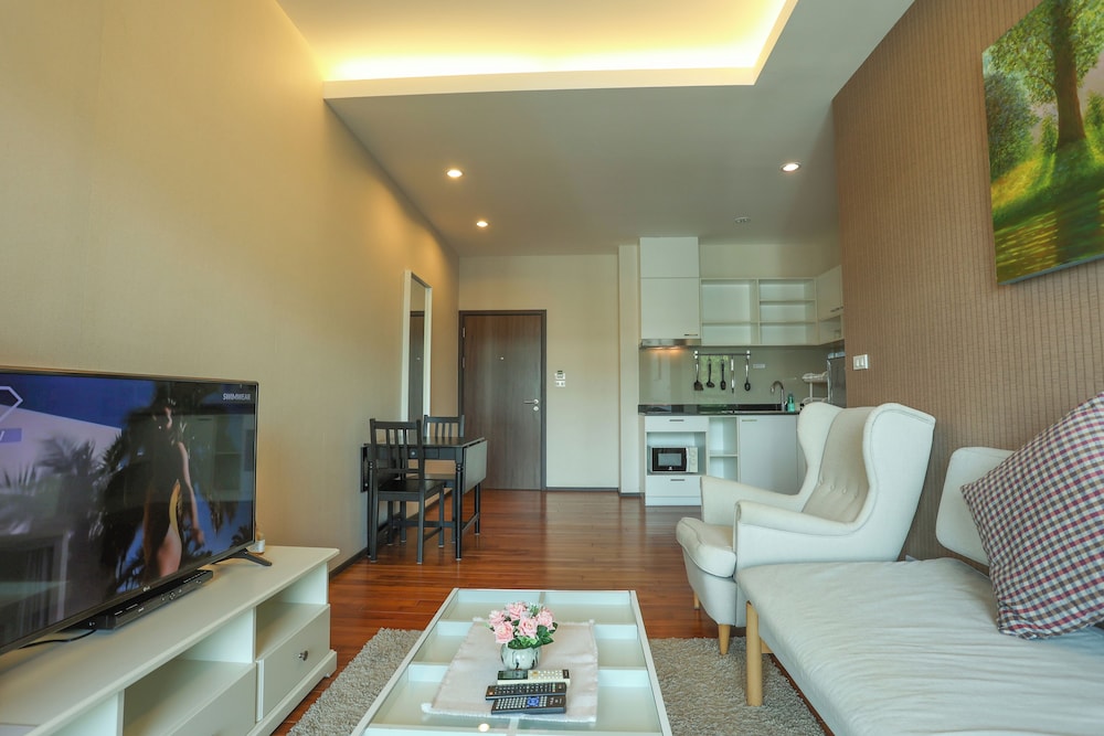 Chic Condo Just 100m from the Shore c130