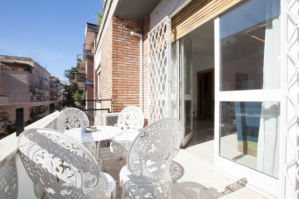Rental In Rome Devoti Apartment