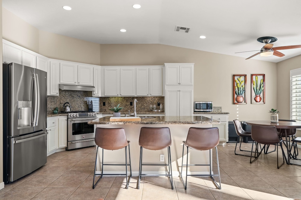 La Quinta Desert Haven Luxe Stay w Private Pool Hot Tub Pool Table