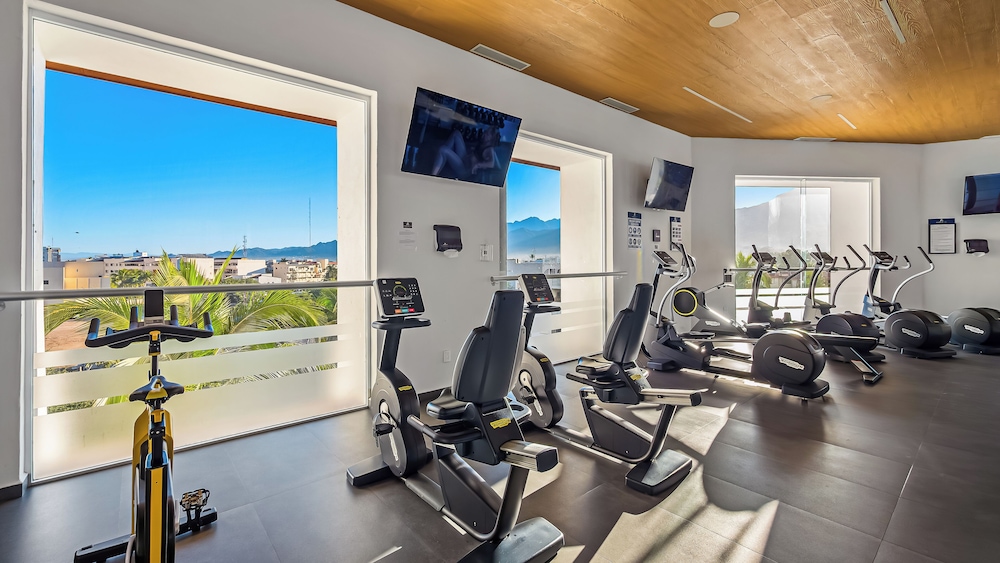 Beachfront 2BR - Pools & Balcony Views