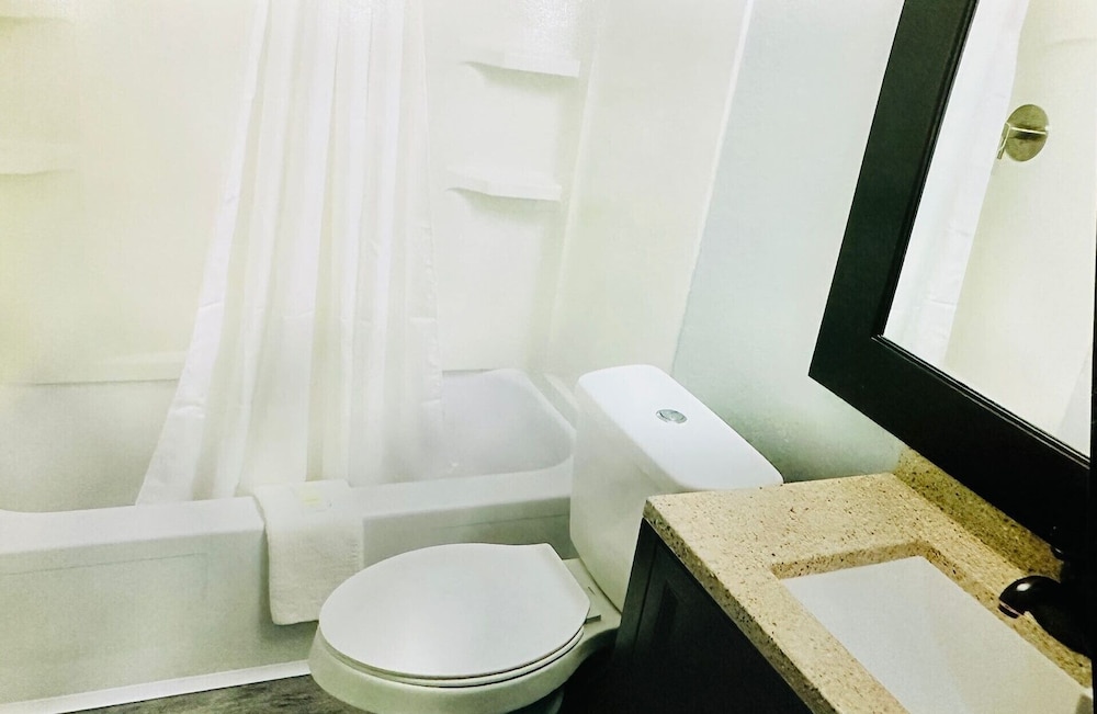 Montgomery Vacations - Montgomery Inn  Suites - Property Image 3